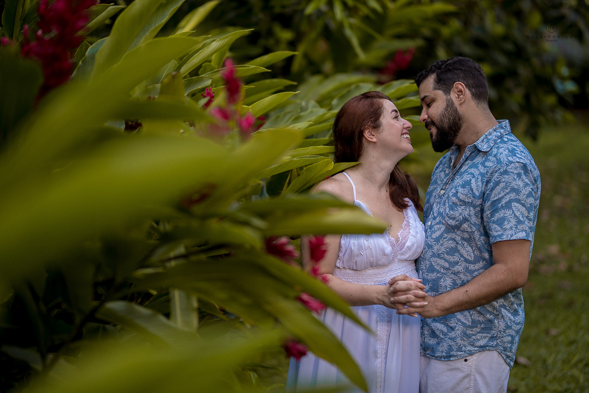 ensaio de casal apaixonado feito em um fim de tarde no jardim com cachorrinhos e muita foto linda de por do sol