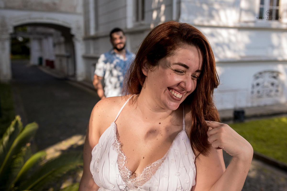 ensaio de casal apaixonado feito em um fim de tarde no jardim com cachorrinhos e muita foto linda de por do sol