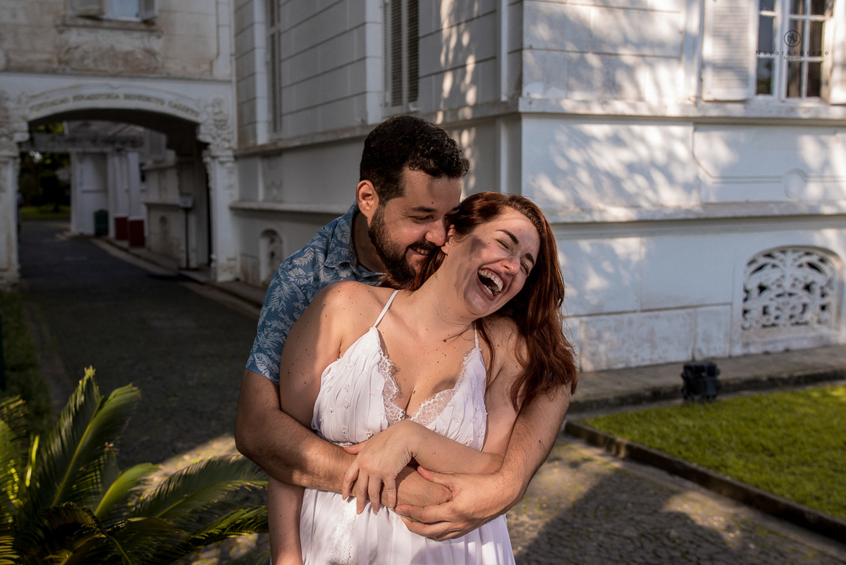 ensaio de casal apaixonado feito em um fim de tarde no jardim com cachorrinhos e muita foto linda de por do sol
