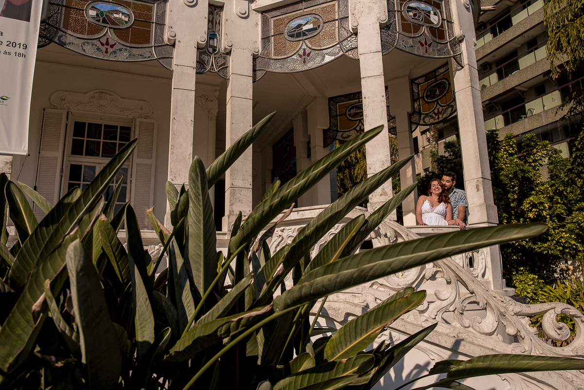 ensaio de casal apaixonado feito em um fim de tarde no jardim com cachorrinhos e muita foto linda de por do sol