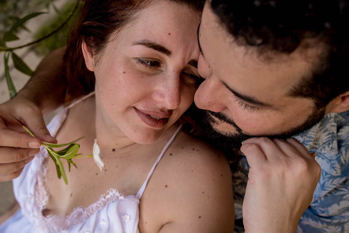 ensaio de casal apaixonado feito em um fim de tarde no jardim com cachorrinhos e muita foto linda de por do sol