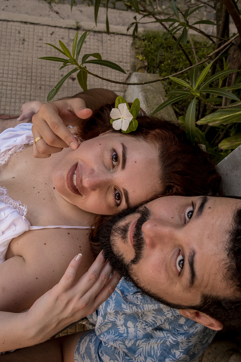 ensaio de casal apaixonado feito em um fim de tarde no jardim com cachorrinhos e muita foto linda de por do sol