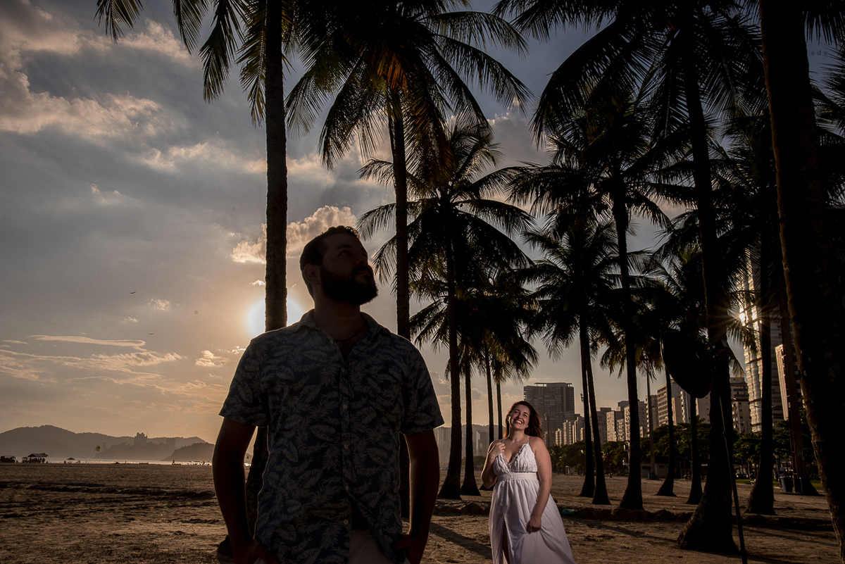 ensaio de casal apaixonado feito em um fim de tarde no jardim com cachorrinhos e muita foto linda de por do sol