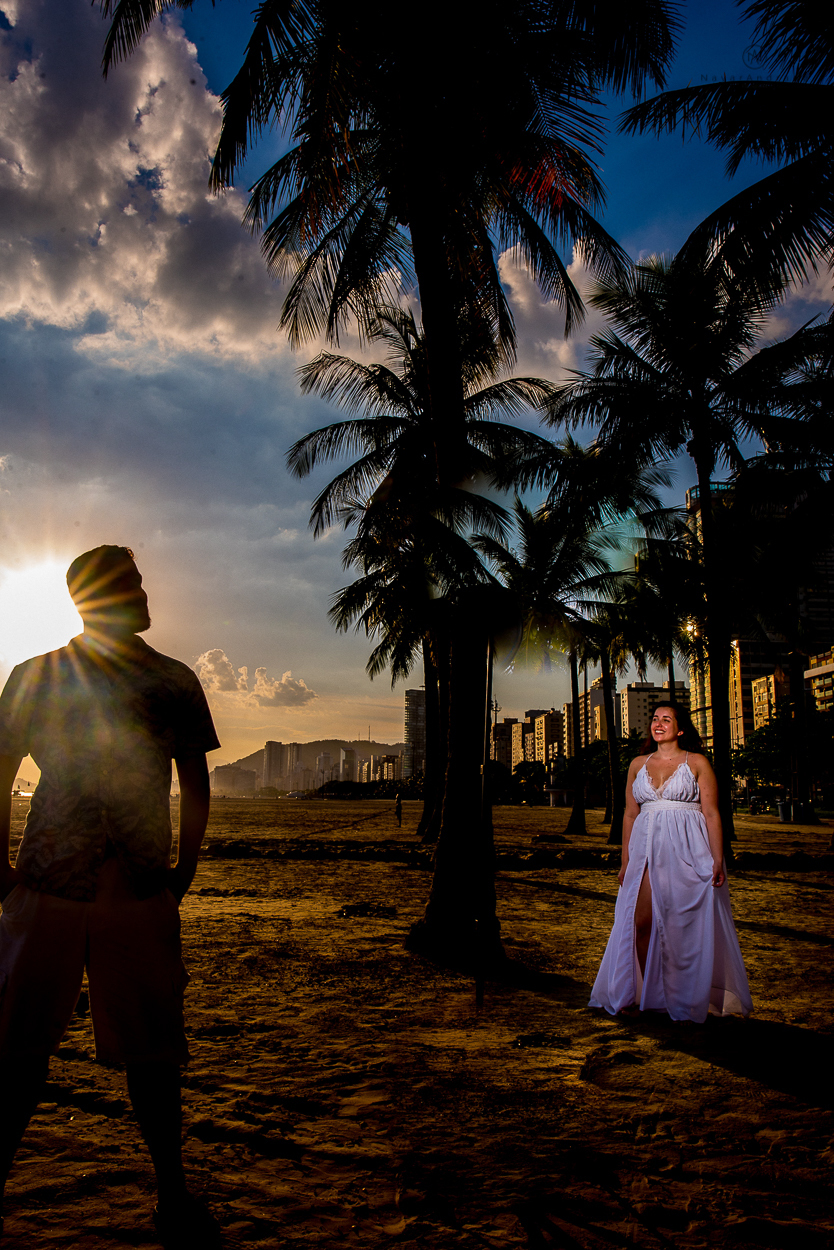 ensaio de casal apaixonado feito em um fim de tarde no jardim com cachorrinhos e muita foto linda de por do sol