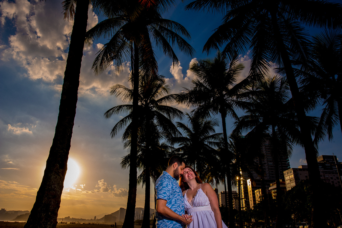ensaio de casal apaixonado feito em um fim de tarde no jardim com cachorrinhos e muita foto linda de por do sol