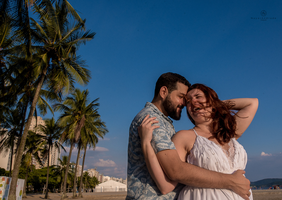 ensaio de casal apaixonado feito em um fim de tarde no jardim com cachorrinhos e muita foto linda de por do sol