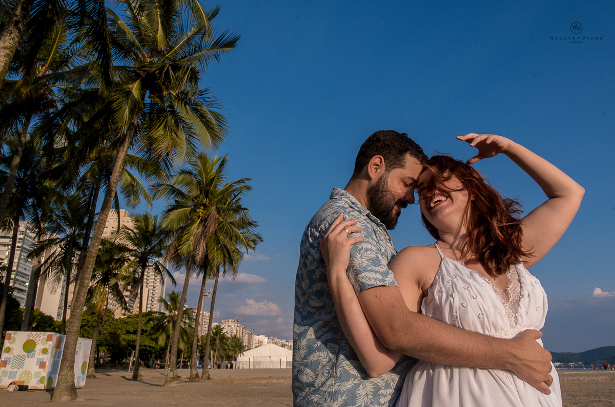 ensaio de casal apaixonado feito em um fim de tarde no jardim com cachorrinhos e muita foto linda de por do sol