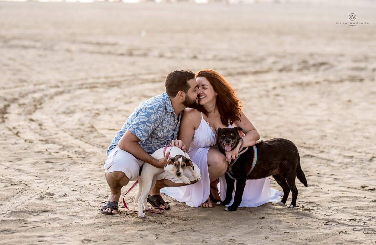 ensaio de casal apaixonado feito em um fim de tarde no jardim com cachorrinhos e muita foto linda de por do sol