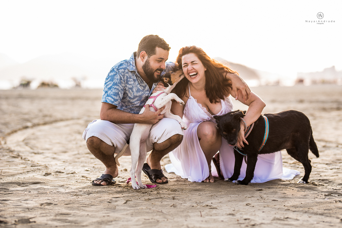 ensaio de casal apaixonado feito em um fim de tarde no jardim com cachorrinhos e muita foto linda de por do sol
