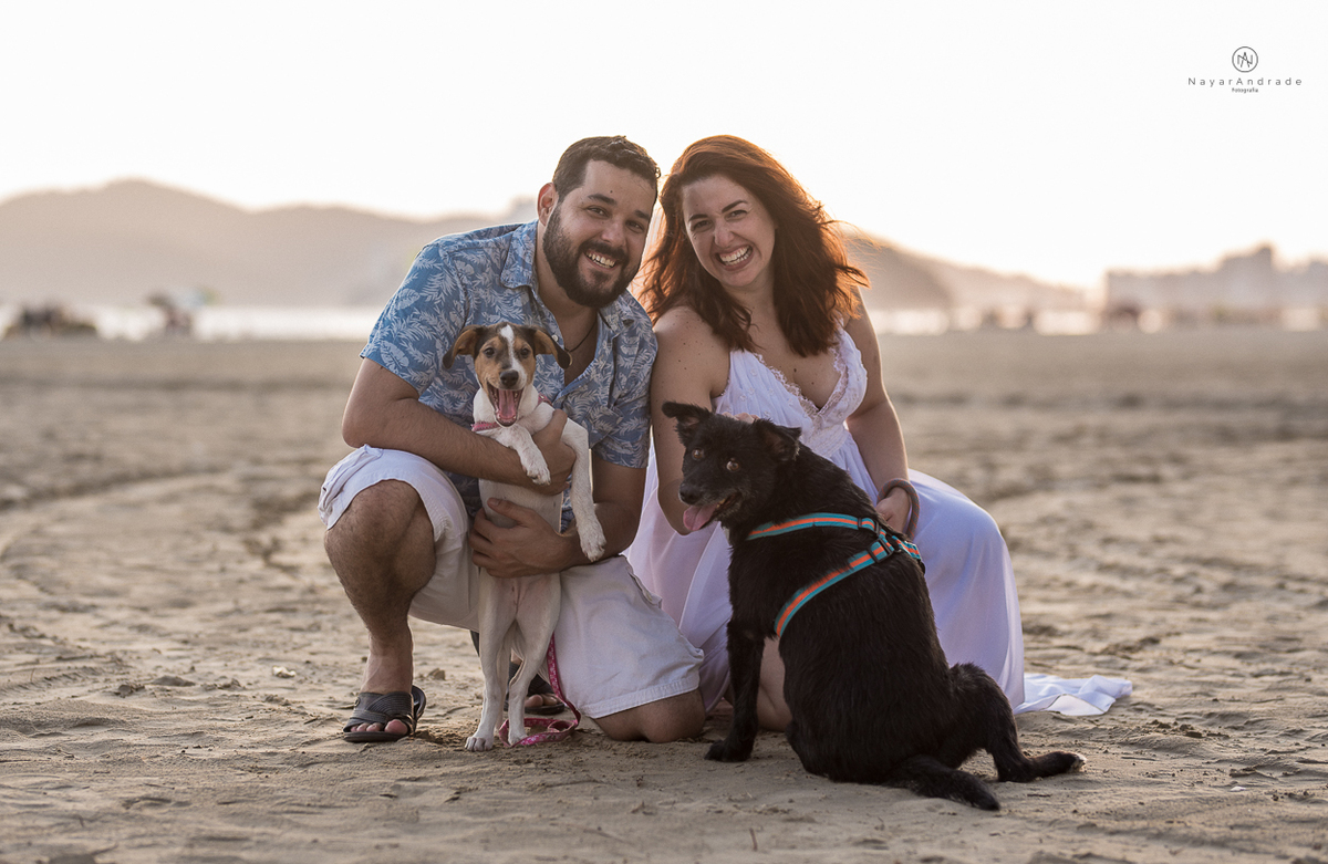 ensaio de casal apaixonado feito em um fim de tarde no jardim com cachorrinhos e muita foto linda de por do sol
