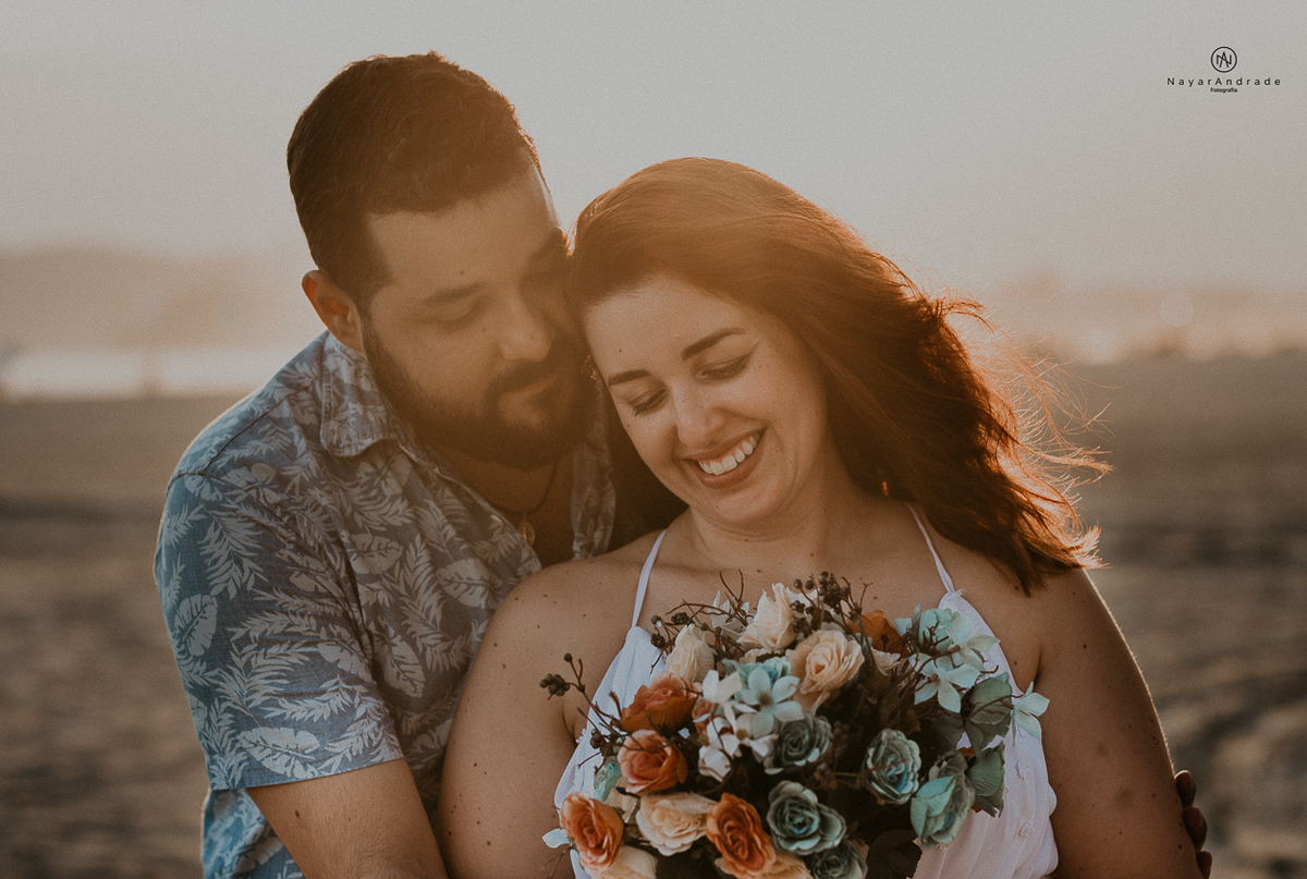 ensaio de casal apaixonado feito em um fim de tarde no jardim com cachorrinhos e muita foto linda de por do sol