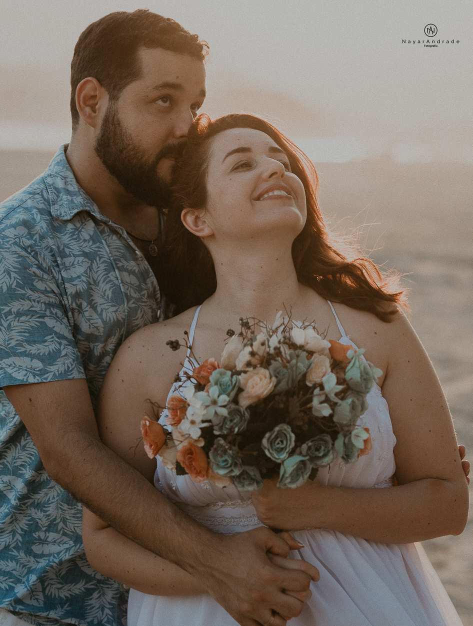 ensaio de casal apaixonado feito em um fim de tarde no jardim com cachorrinhos e muita foto linda de por do sol