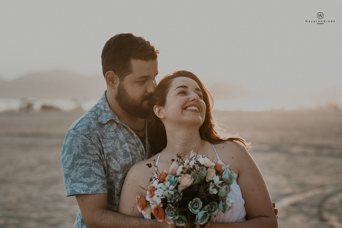 ensaio de casal apaixonado feito em um fim de tarde no jardim com cachorrinhos e muita foto linda de por do sol