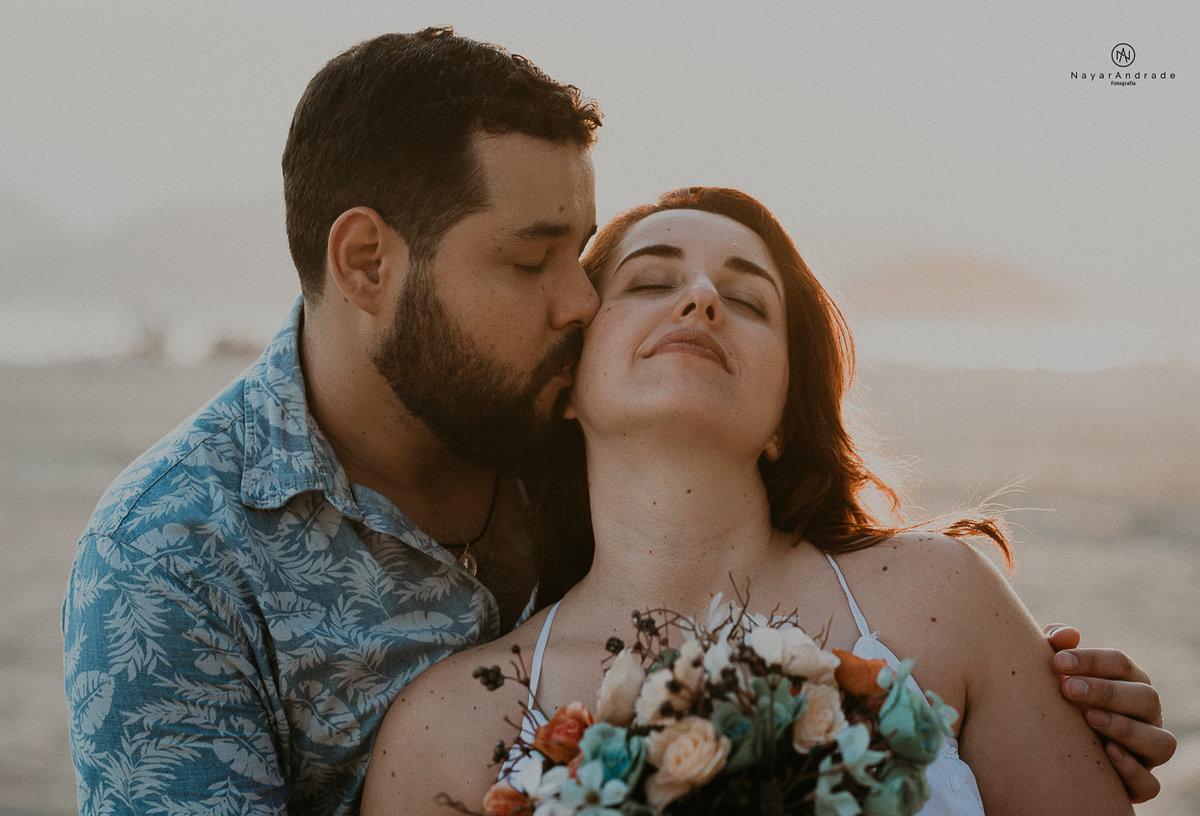ensaio de casal apaixonado feito em um fim de tarde no jardim com cachorrinhos e muita foto linda de por do sol