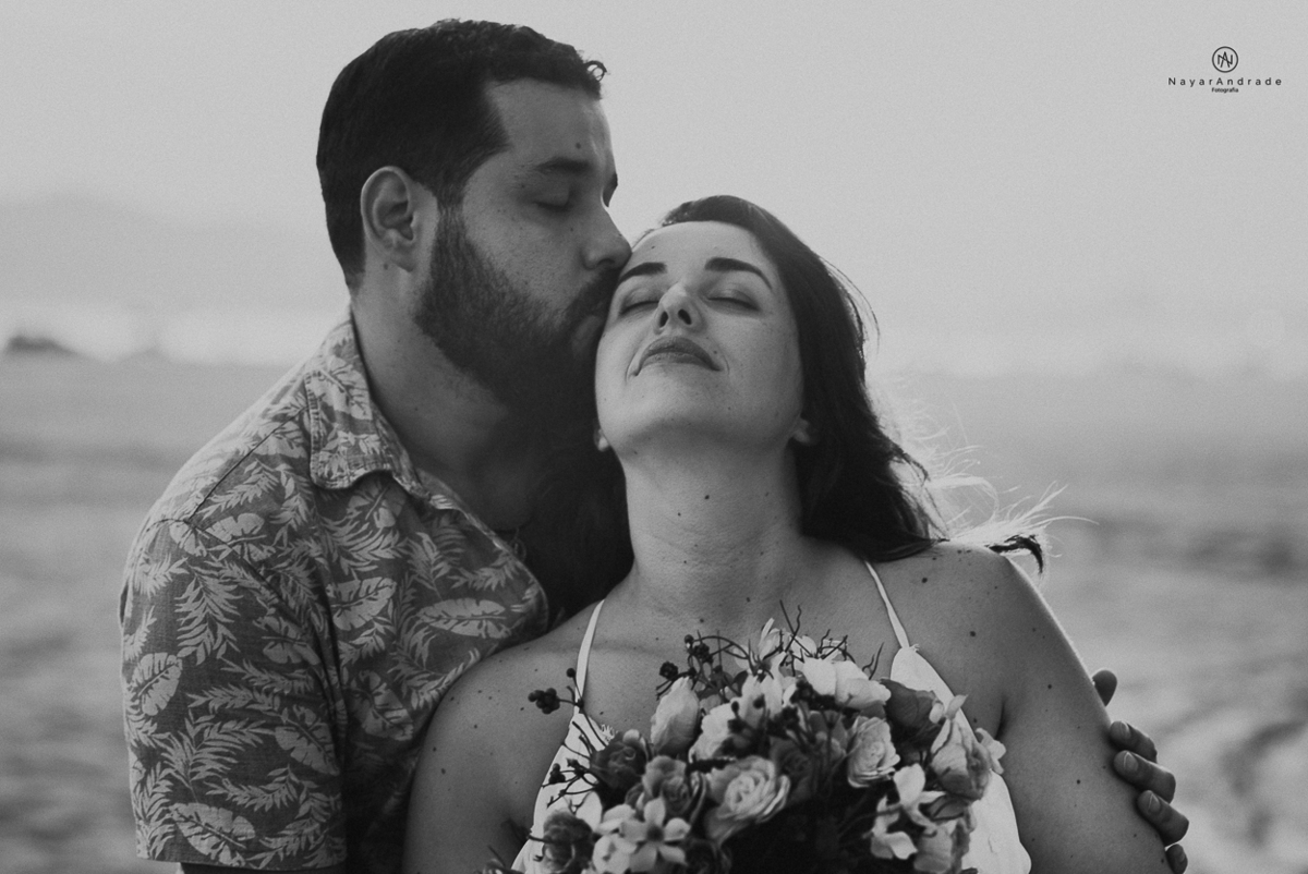 ensaio de casal apaixonado feito em um fim de tarde no jardim com cachorrinhos e muita foto linda de por do sol