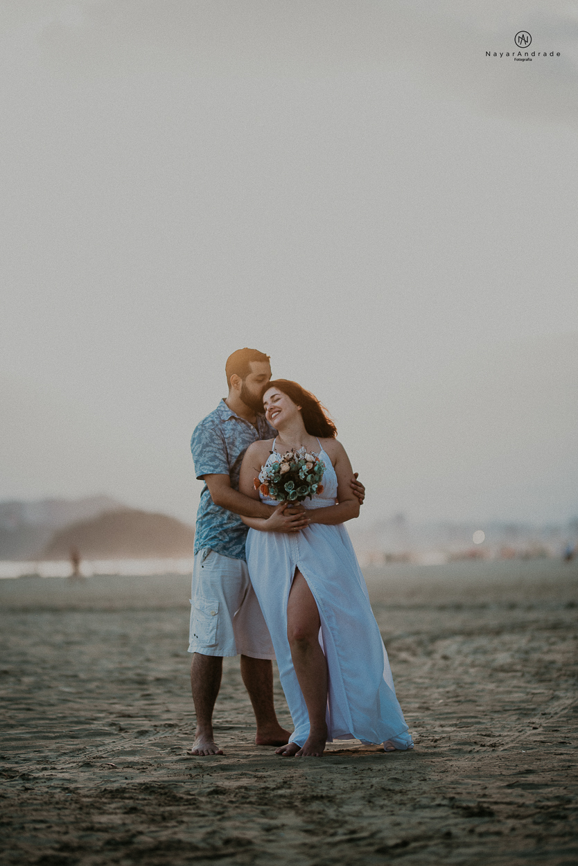 ensaio de casal apaixonado feito em um fim de tarde no jardim com cachorrinhos e muita foto linda de por do sol