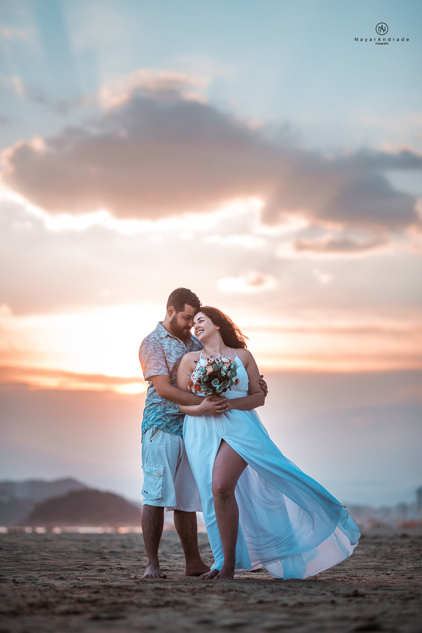 ensaio de casal apaixonado feito em um fim de tarde no jardim com cachorrinhos e muita foto linda de por do sol