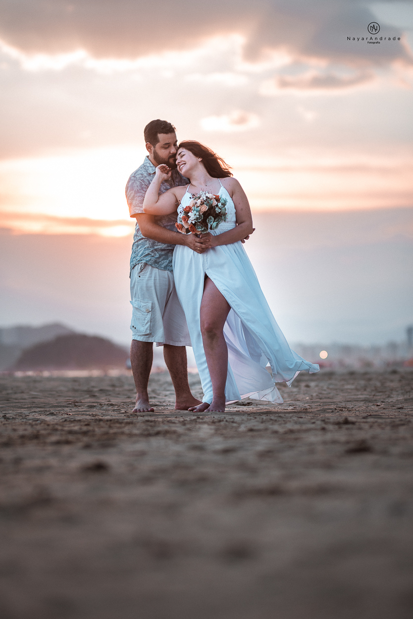 ensaio de casal apaixonado feito em um fim de tarde no jardim com cachorrinhos e muita foto linda de por do sol