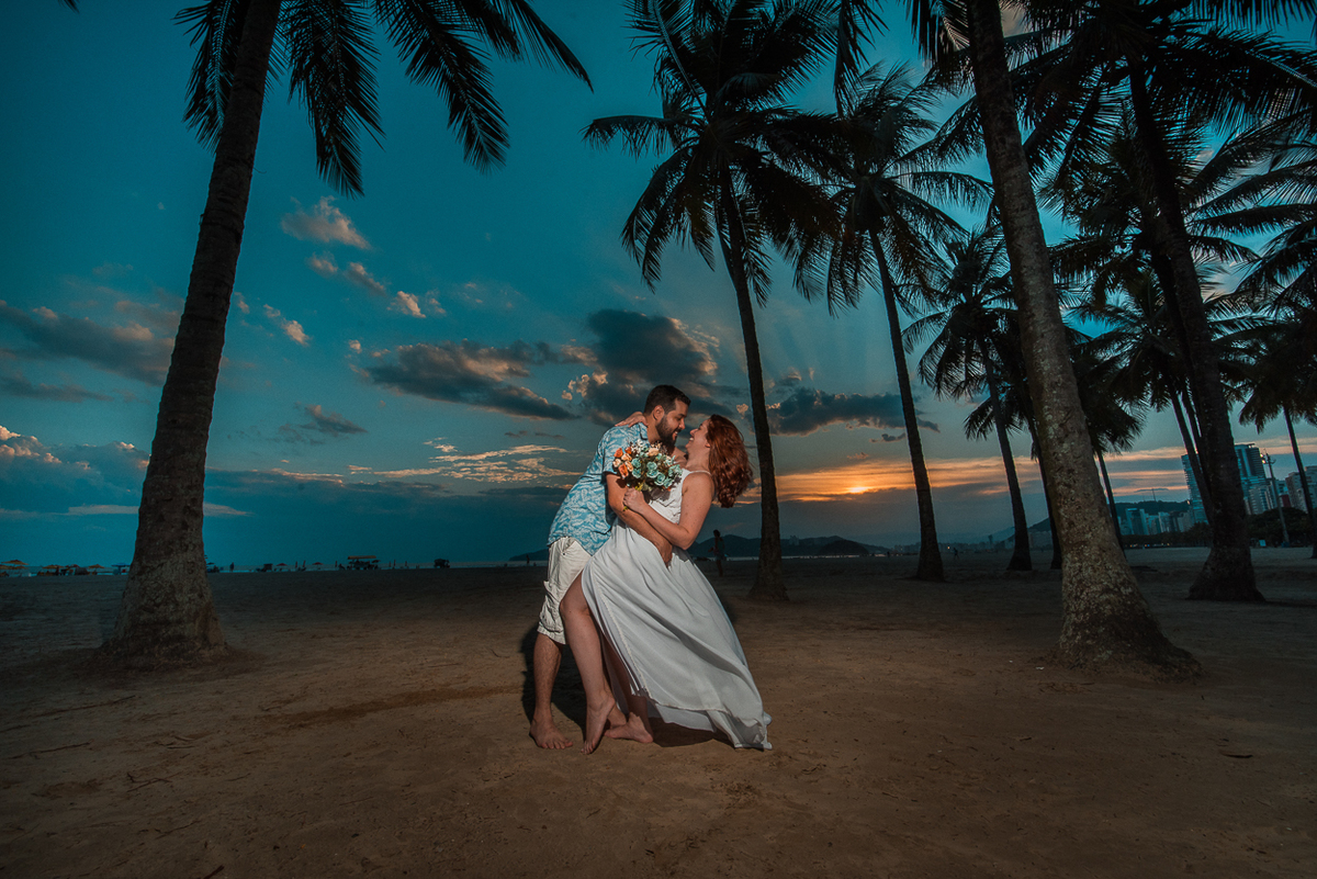 ensaio de casal apaixonado feito em um fim de tarde no jardim com cachorrinhos e muita foto linda de por do sol