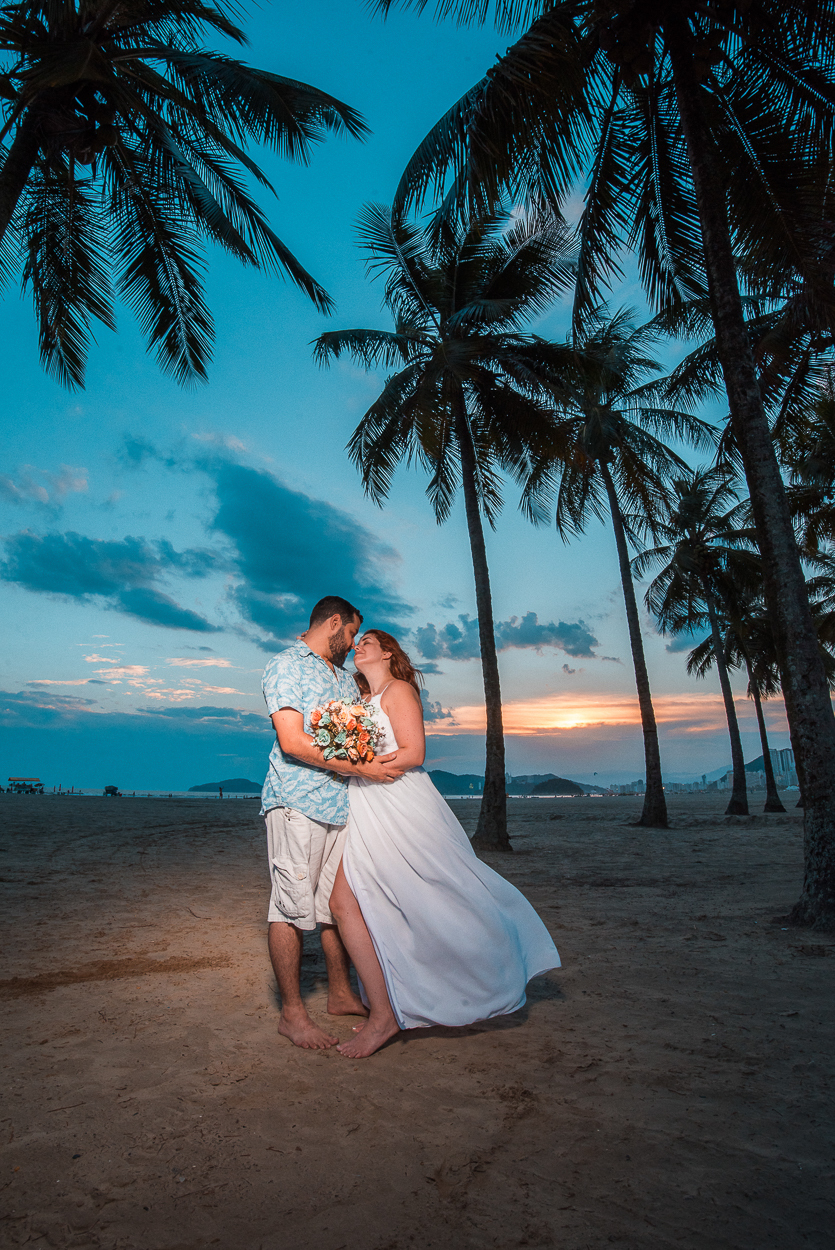 ensaio de casal apaixonado feito em um fim de tarde no jardim com cachorrinhos e muita foto linda de por do sol