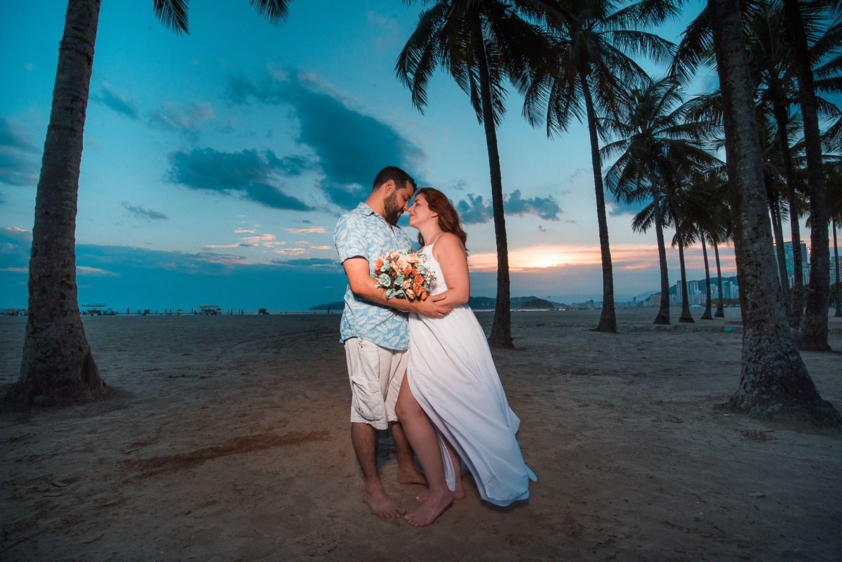 ensaio de casal apaixonado feito em um fim de tarde no jardim com cachorrinhos e muita foto linda de por do sol