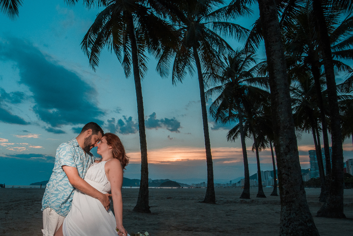 ensaio de casal apaixonado feito em um fim de tarde no jardim com cachorrinhos e muita foto linda de por do sol