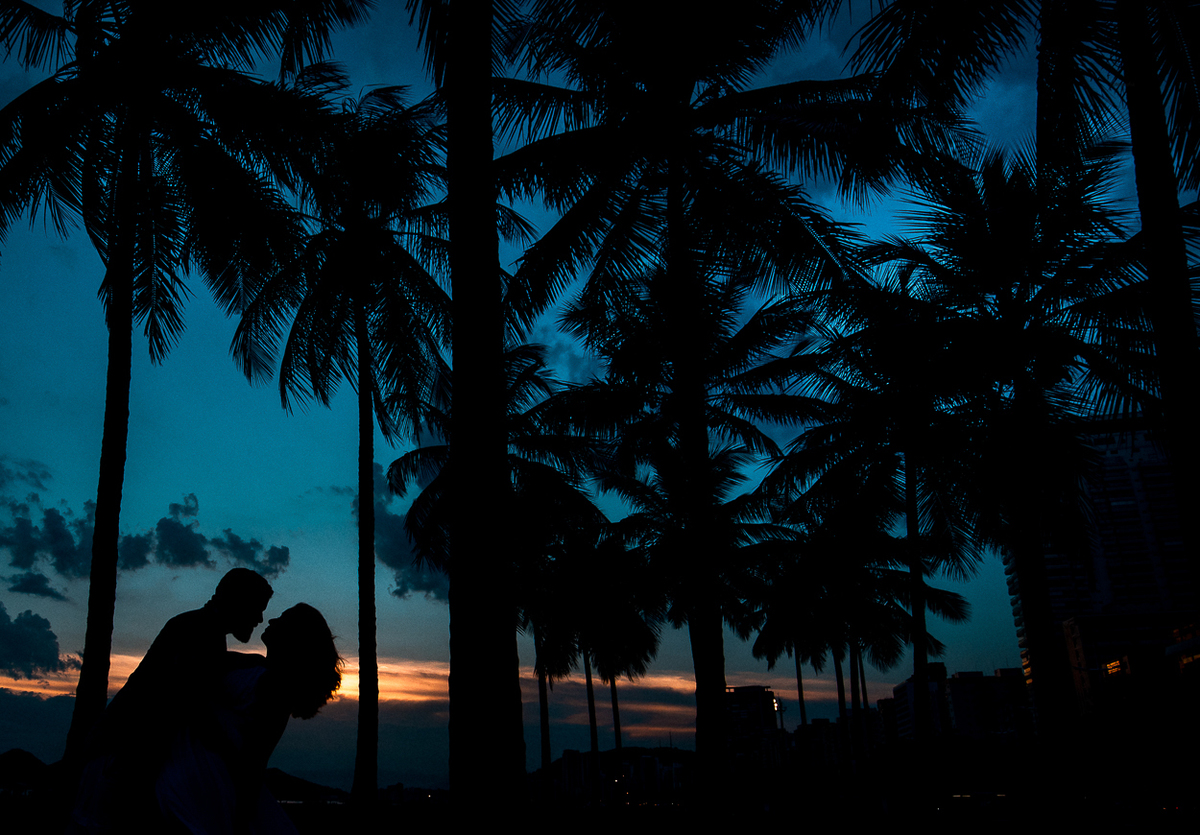 ensaio de casal apaixonado feito em um fim de tarde no jardim com cachorrinhos e muita foto linda de por do sol