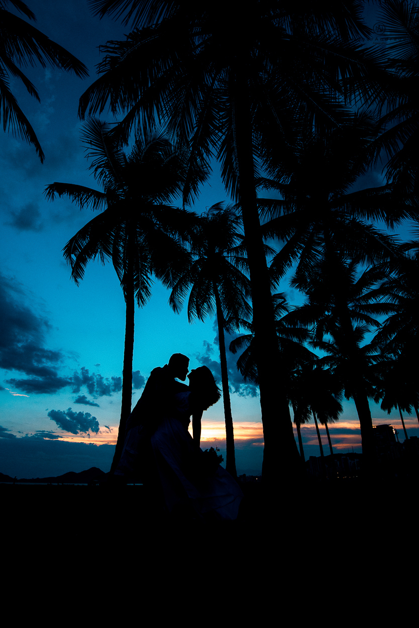 ensaio de casal apaixonado feito em um fim de tarde no jardim com cachorrinhos e muita foto linda de por do sol