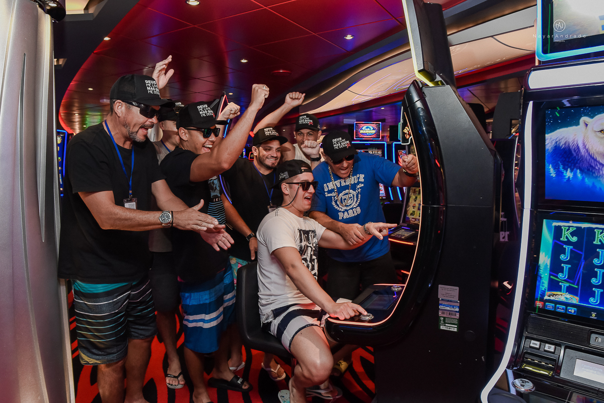 casamento no navio msc seaview noivo bombeiro usando farda fotografia feita pela fotografa nayara andrade de santos festa no navio de casamento