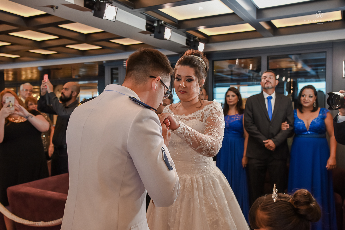 casamento no navio msc seaview noivo bombeiro usando farda fotografia feita pela fotografa nayara andrade de santos festa no navio de casamento