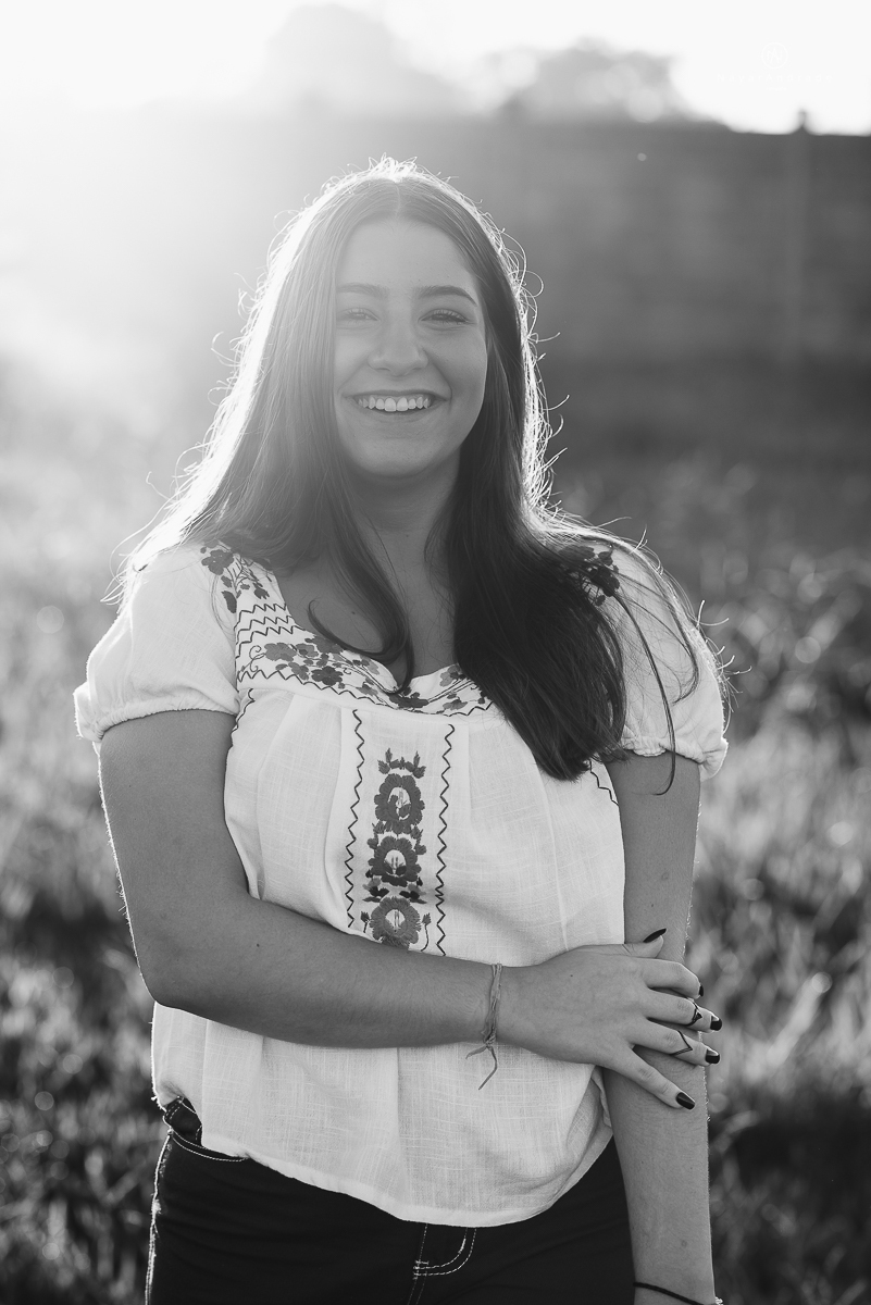 ensaio fotografico teen session debutante no parque andando a cavalos e voando de balao colorido no interior de sao paulo