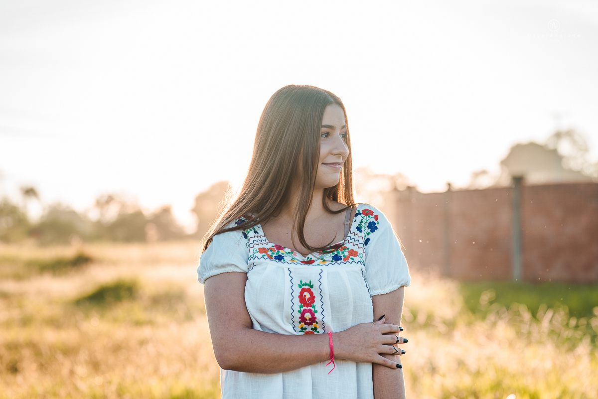 ensaio fotografico teen session debutante no parque andando a cavalos e voando de balao colorido no interior de sao paulo