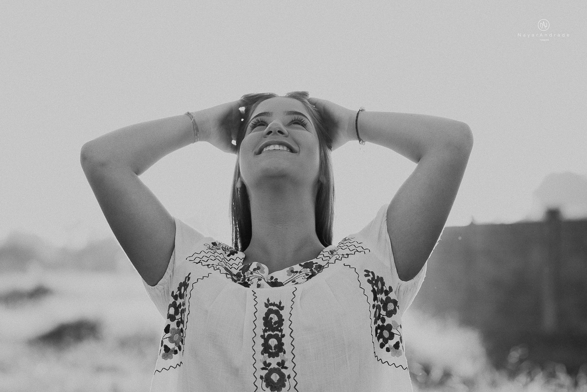 ensaio fotografico teen session debutante no parque andando a cavalos e voando de balao colorido no interior de sao paulo