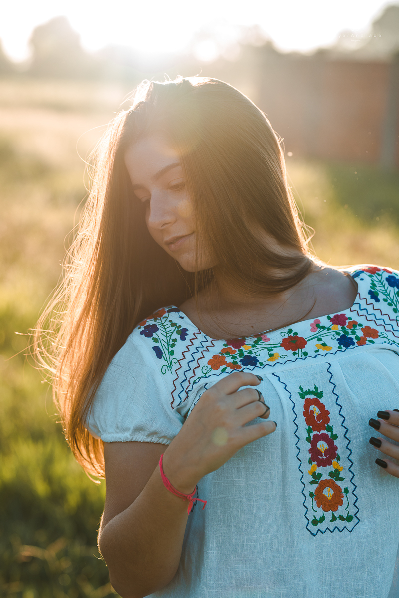 ensaio fotografico teen session debutante no parque andando a cavalos e voando de balao colorido no interior de sao paulo