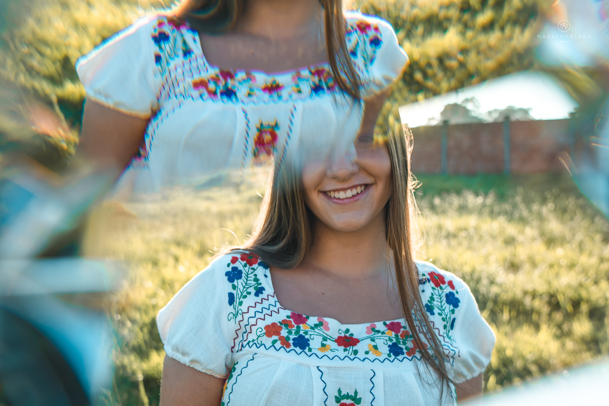 ensaio fotografico teen session debutante no parque andando a cavalos e voando de balao colorido no interior de sao paulo