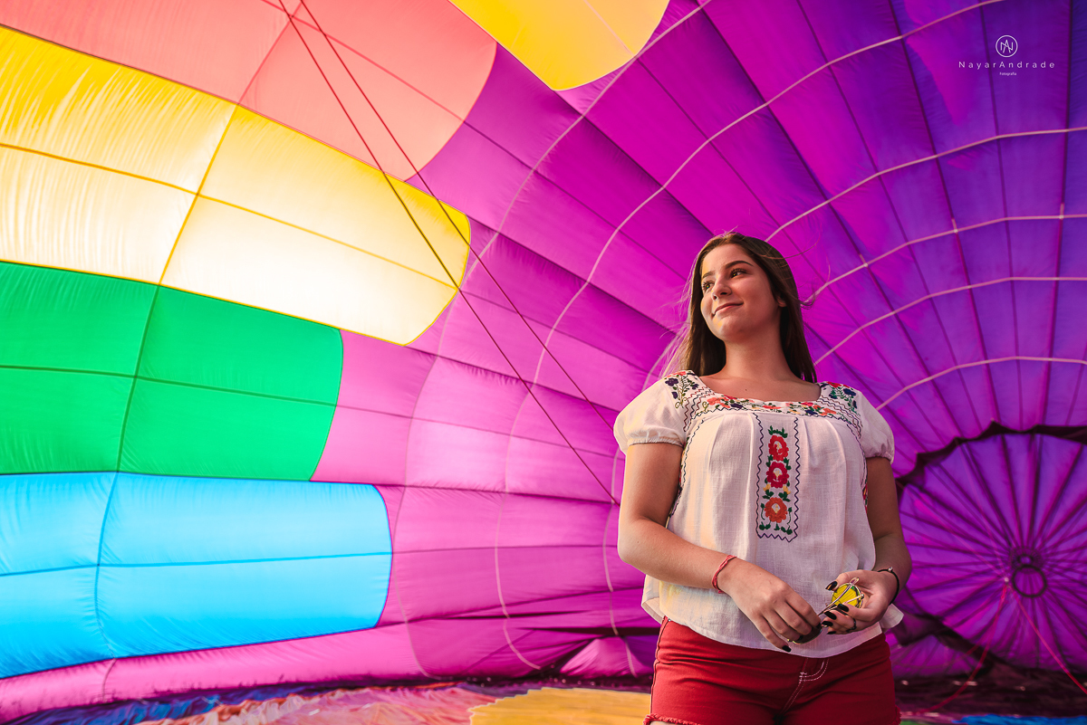ensaio fotografico teen session debutante no parque andando a cavalos e voando de balao colorido no interior de sao paulo