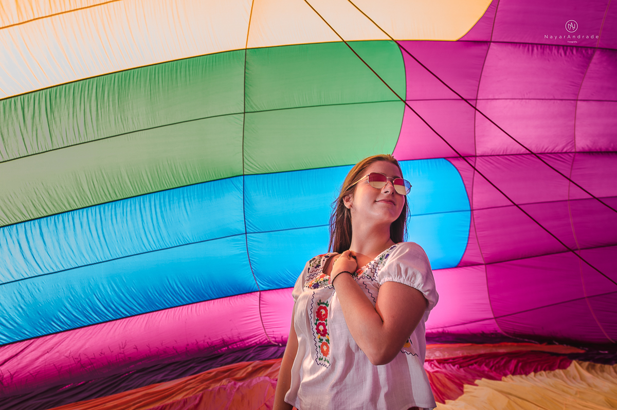 ensaio fotografico teen session debutante no parque andando a cavalos e voando de balao colorido no interior de sao paulo