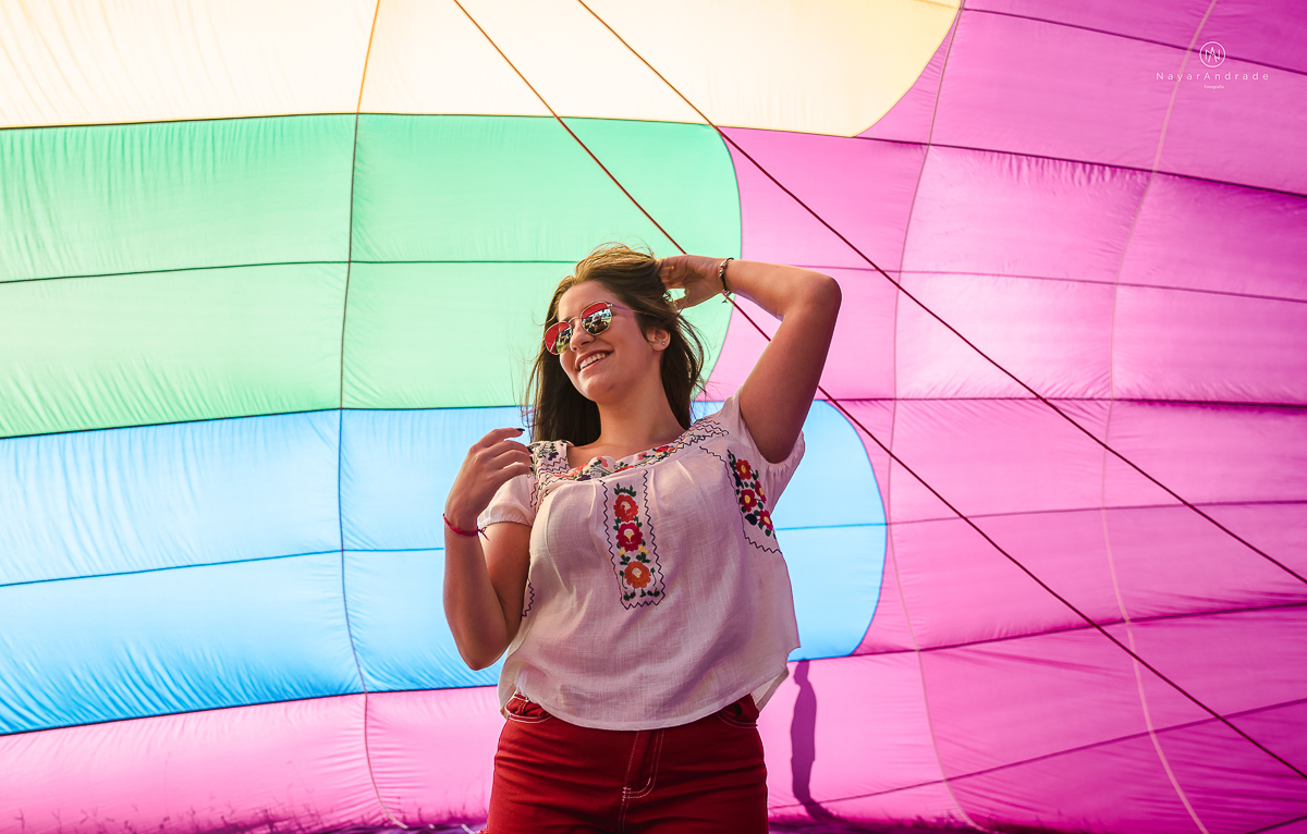 ensaio fotografico teen session debutante no parque andando a cavalos e voando de balao colorido no interior de sao paulo