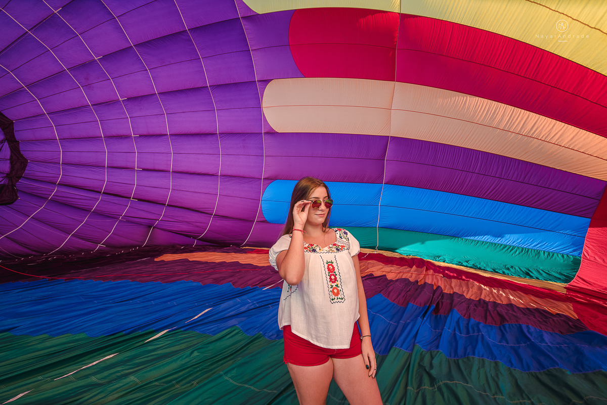 ensaio fotografico teen session debutante no parque andando a cavalos e voando de balao colorido no interior de sao paulo