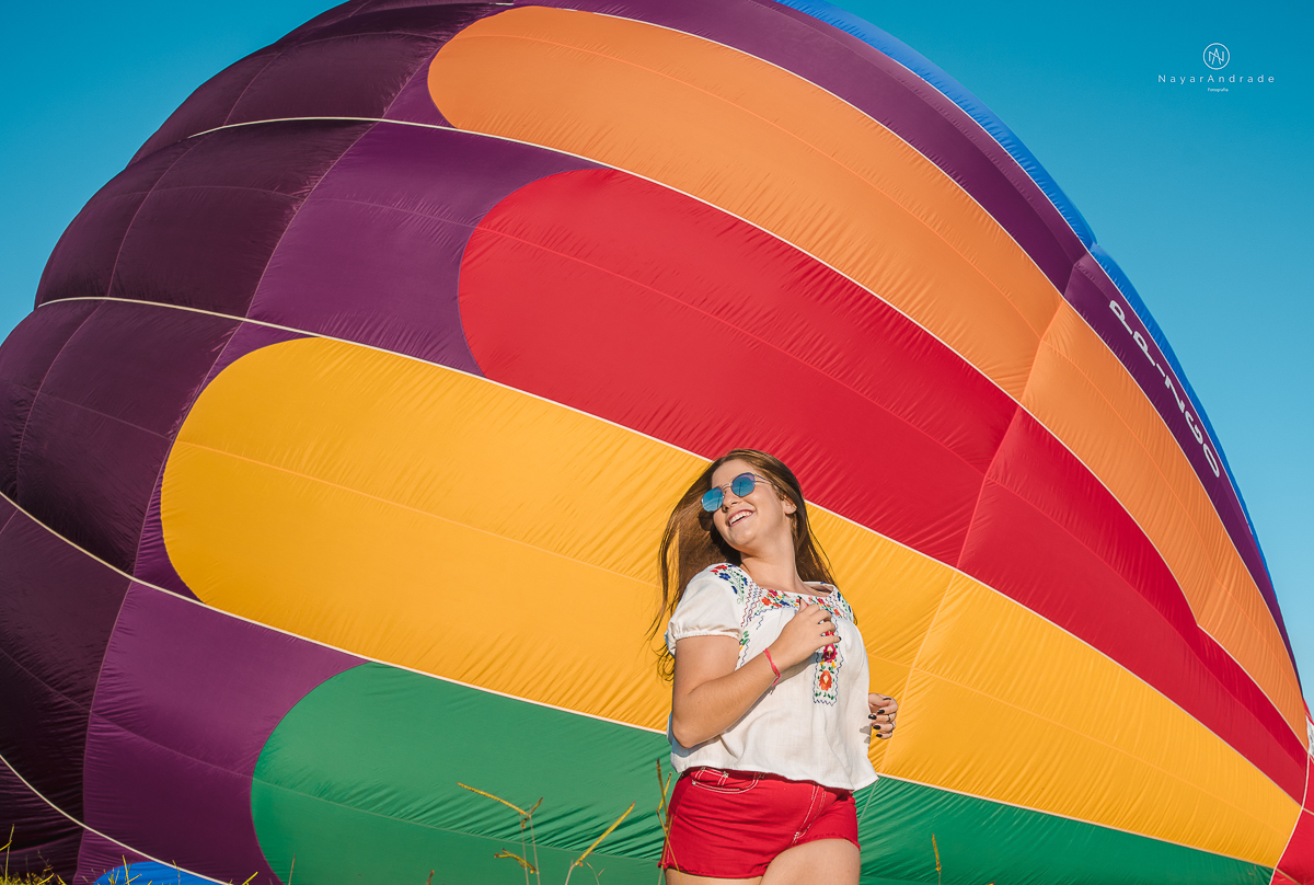 ensaio fotografico teen session debutante no parque andando a cavalos e voando de balao colorido no interior de sao paulo