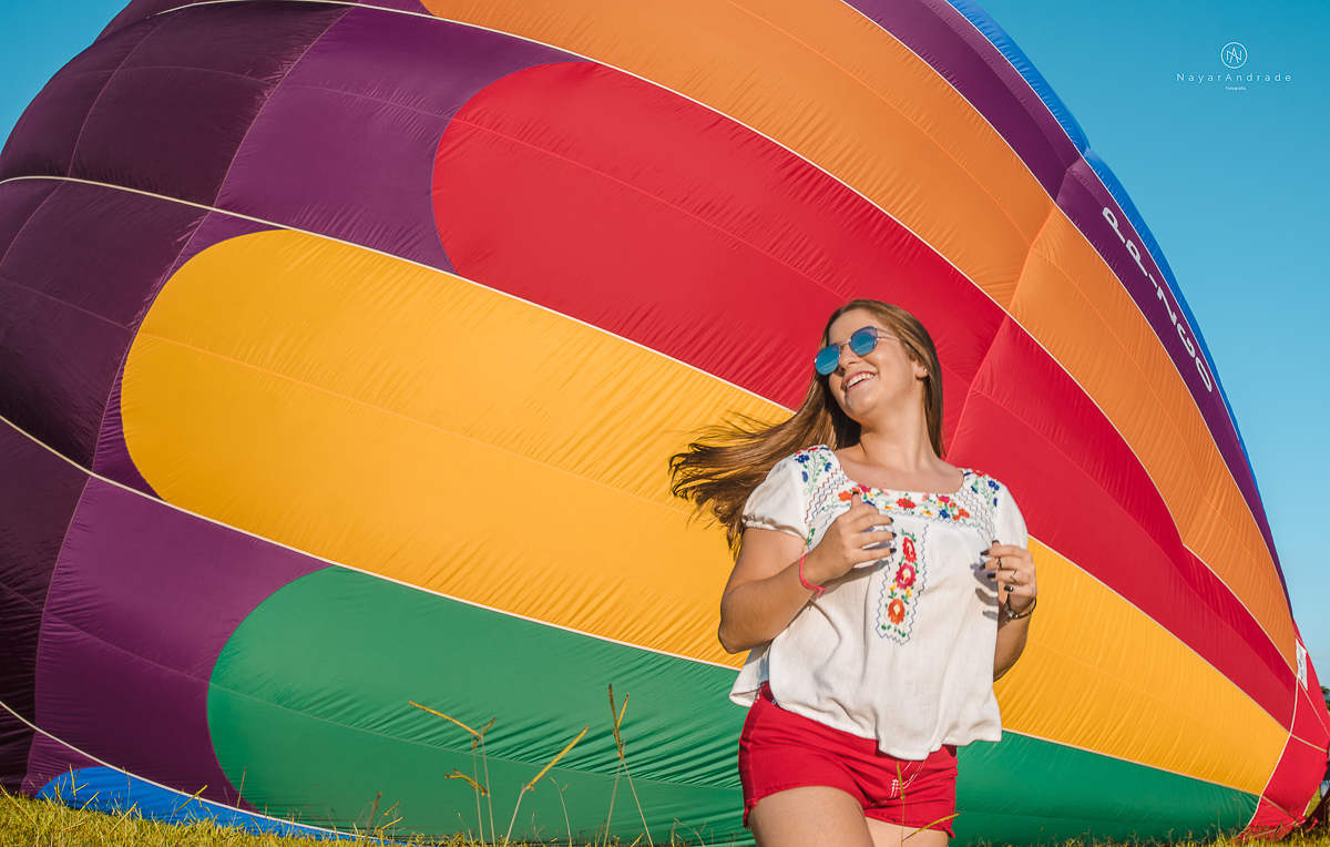 ensaio fotografico teen session debutante no parque andando a cavalos e voando de balao colorido no interior de sao paulo