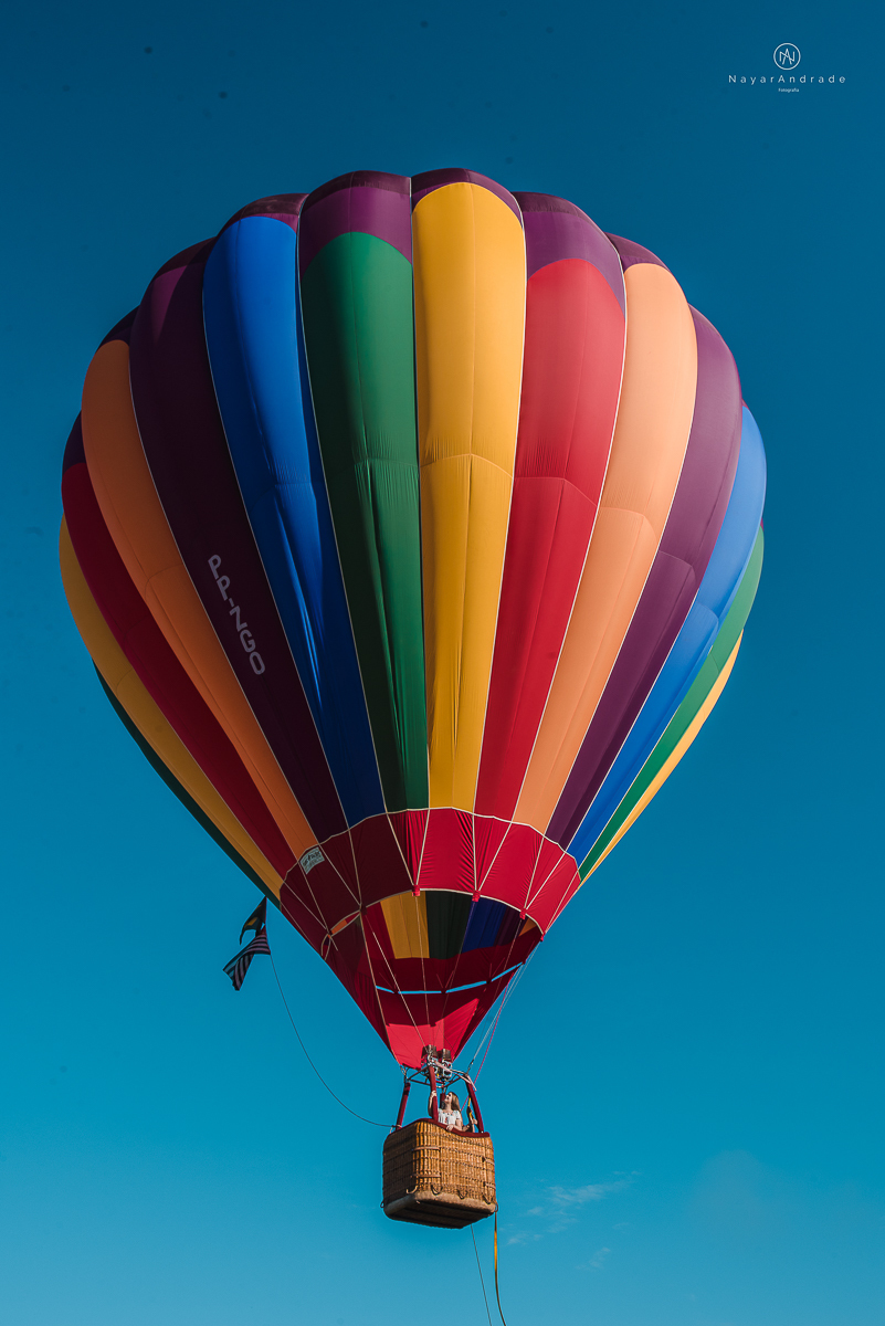ensaio fotografico teen session debutante no parque andando a cavalos e voando de balao colorido no interior de sao paulo
