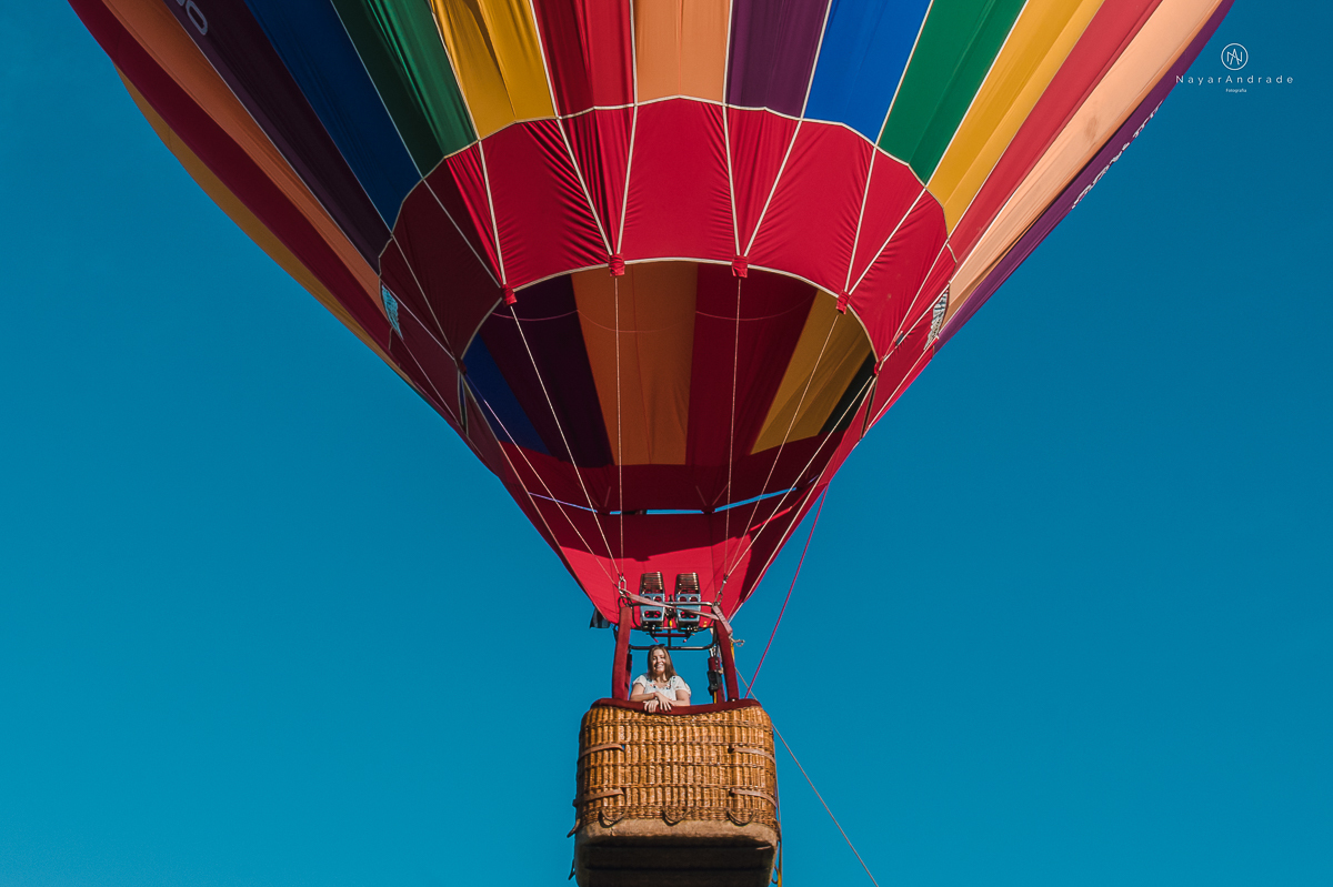 ensaio fotografico teen session debutante no parque andando a cavalos e voando de balao colorido no interior de sao paulo