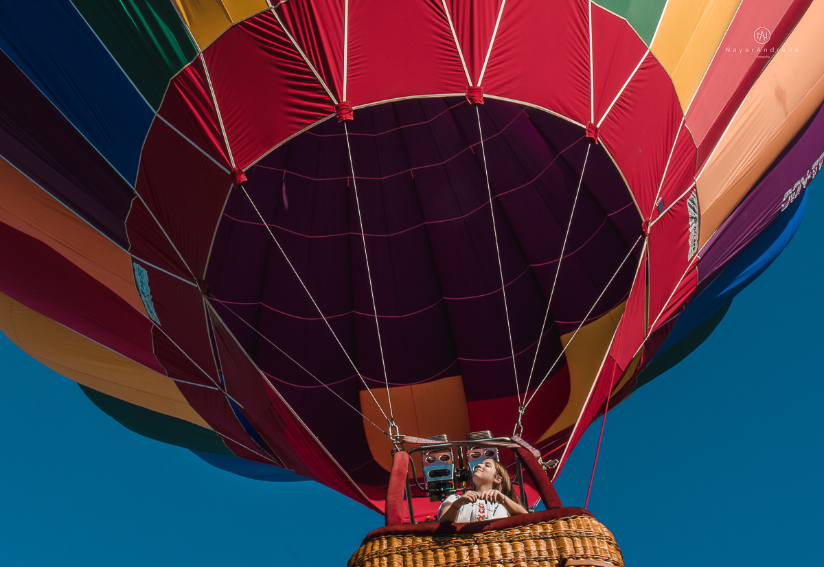 ensaio fotografico teen session debutante no parque andando a cavalos e voando de balao colorido no interior de sao paulo
