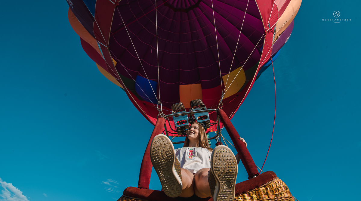 ensaio fotografico teen session debutante no parque andando a cavalos e voando de balao colorido no interior de sao paulo