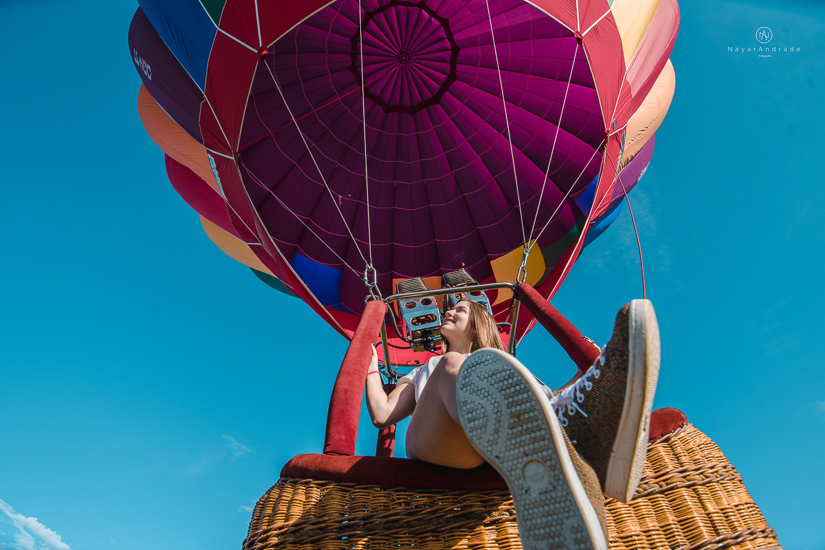 ensaio fotografico teen session debutante no parque andando a cavalos e voando de balao colorido no interior de sao paulo