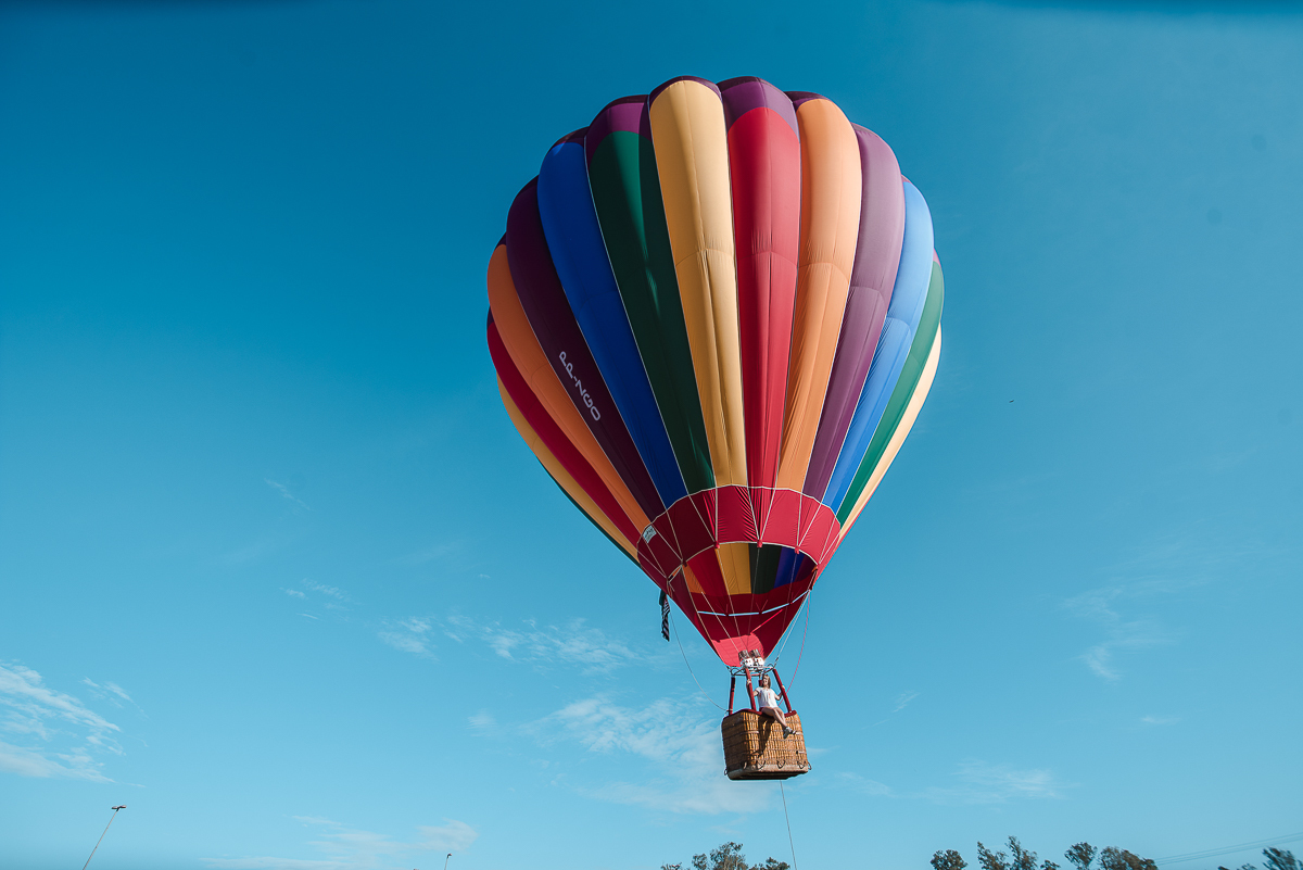 ensaio fotografico teen session debutante no parque andando a cavalos e voando de balao colorido no interior de sao paulo