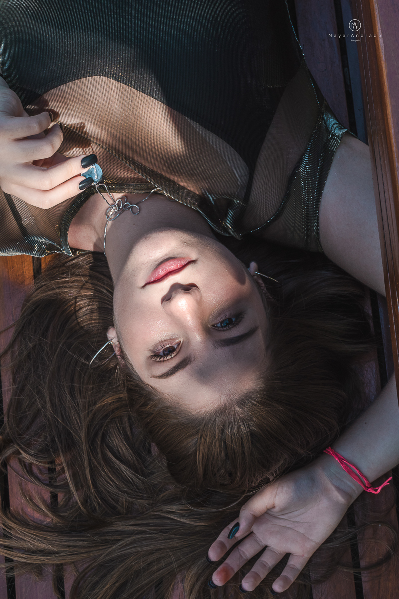 ensaio fotografico teen session debutante no parque andando a cavalos e voando de balao colorido no interior de sao paulo