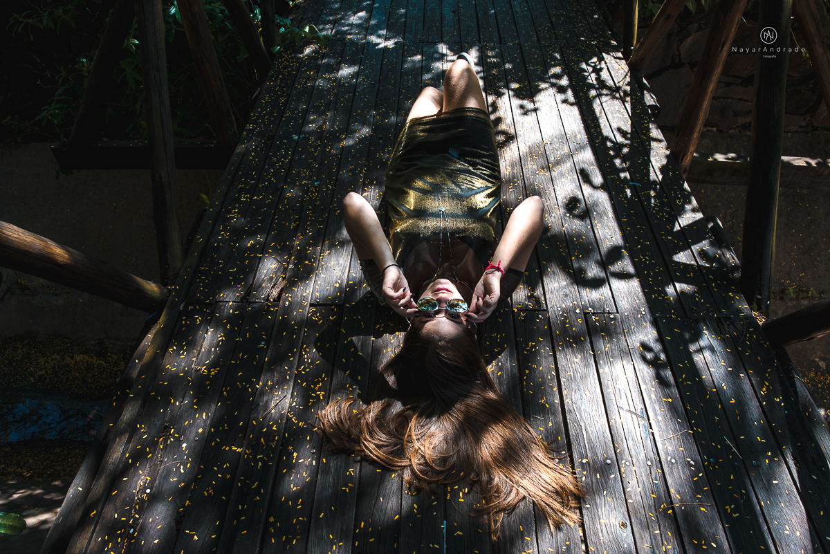 ensaio fotografico teen session debutante no parque andando a cavalos e voando de balao colorido no interior de sao paulo