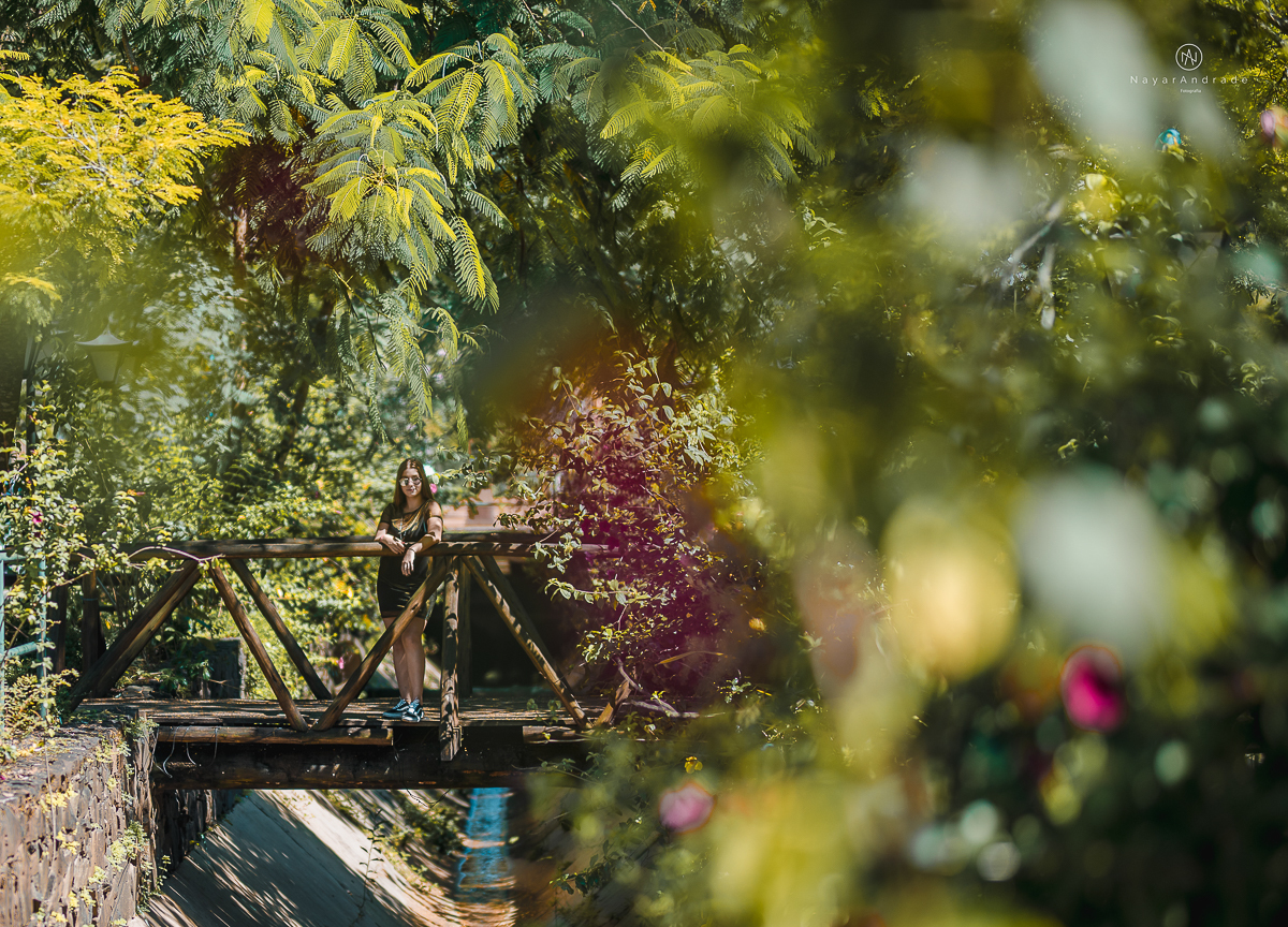 ensaio fotografico teen session debutante no parque andando a cavalos e voando de balao colorido no interior de sao paulo